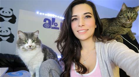 Twitch Streamer Alinity Accused of Animal Abuse After Throwing Cat。